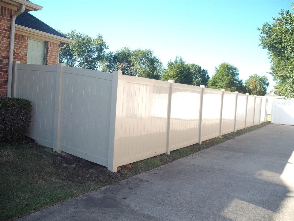 Benefits of Working with a Vinyl Fence Supplier 